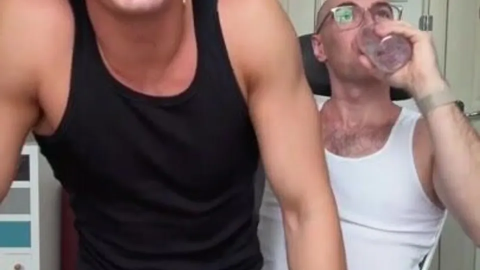 Hung dad found a holiday shag - ThisVid.com