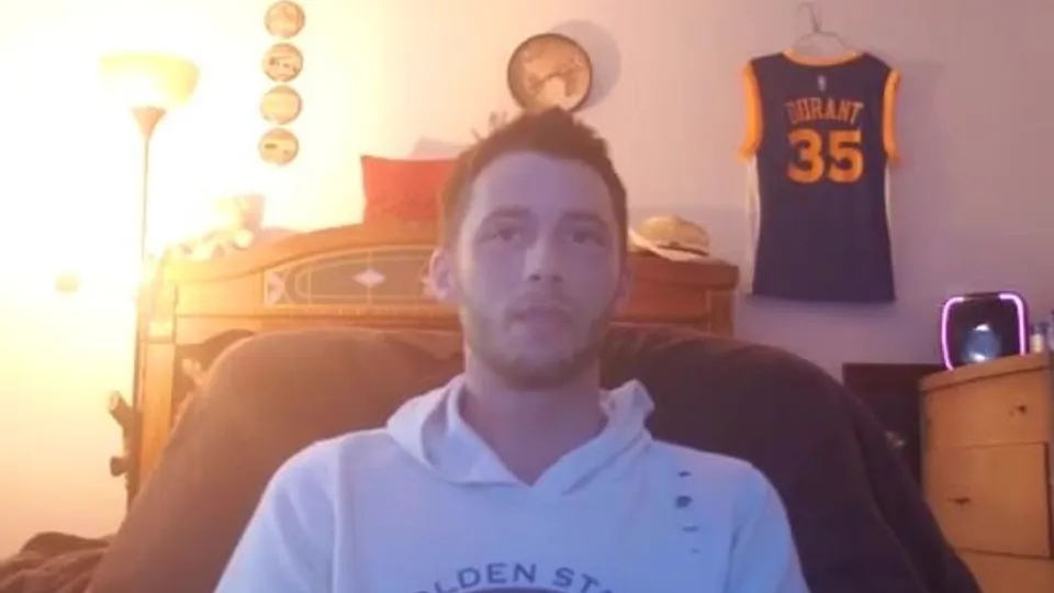 Hung gamer gets distracted - ThisVid.com