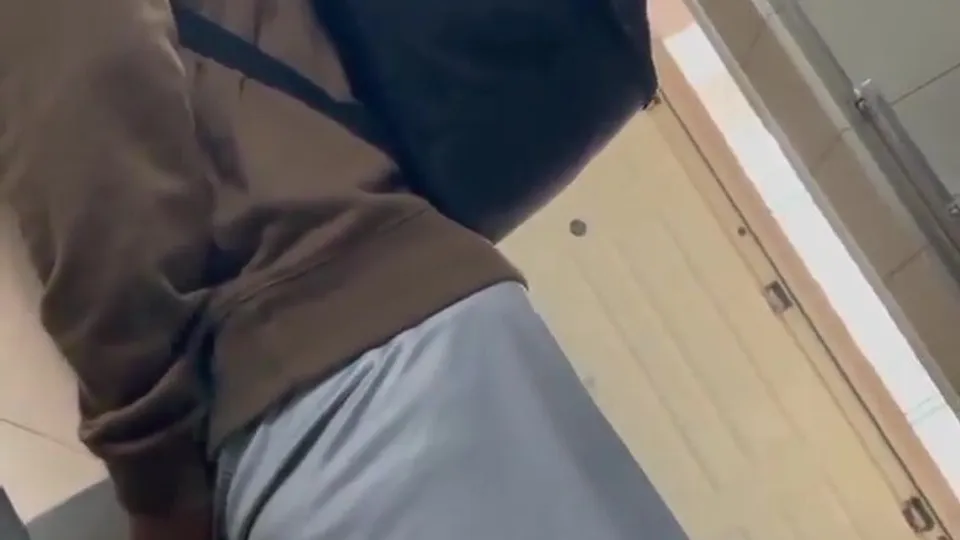 Hung jock caught pissing - ThisVid.com