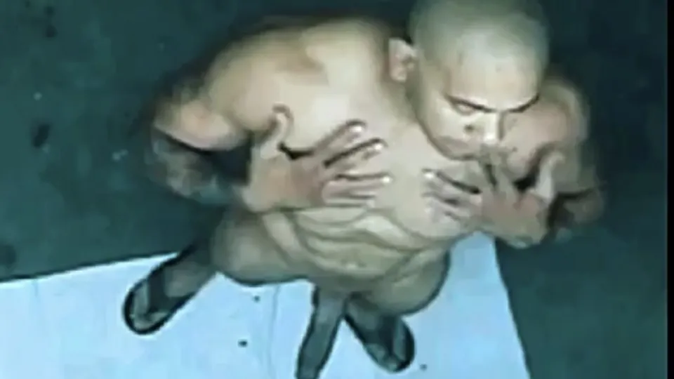 Hung Latino muscle bodybuilder taking a shower - ThisVid.com