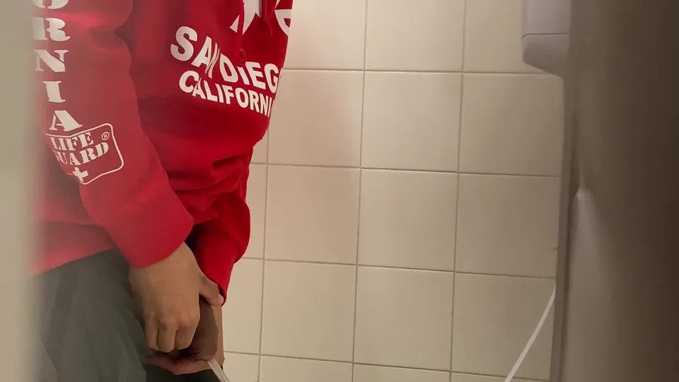 Hung life guard taking a piss! - ThisVid.com