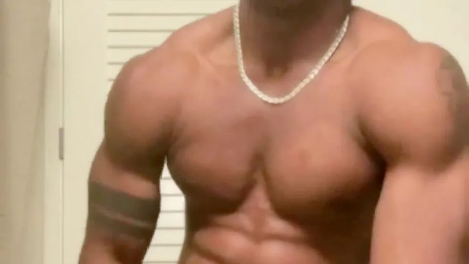 Hung Muscle Hunk Prettyskinboi