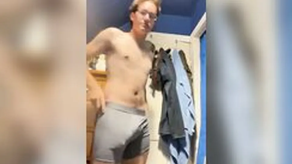 Nerdy Twink Masturbates at Home