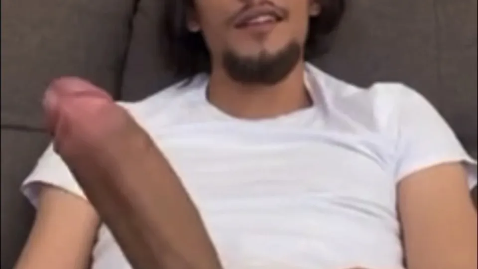 *HUNG* papi rubs one out - ThisVid.com