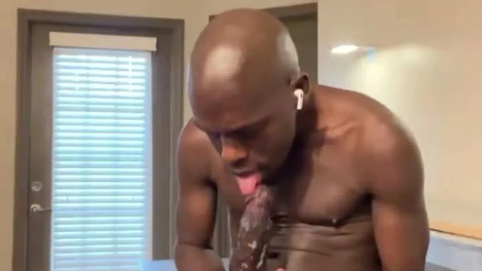 Hung selfsucker loves tasting and swallowin his own nut - ThisVid.com