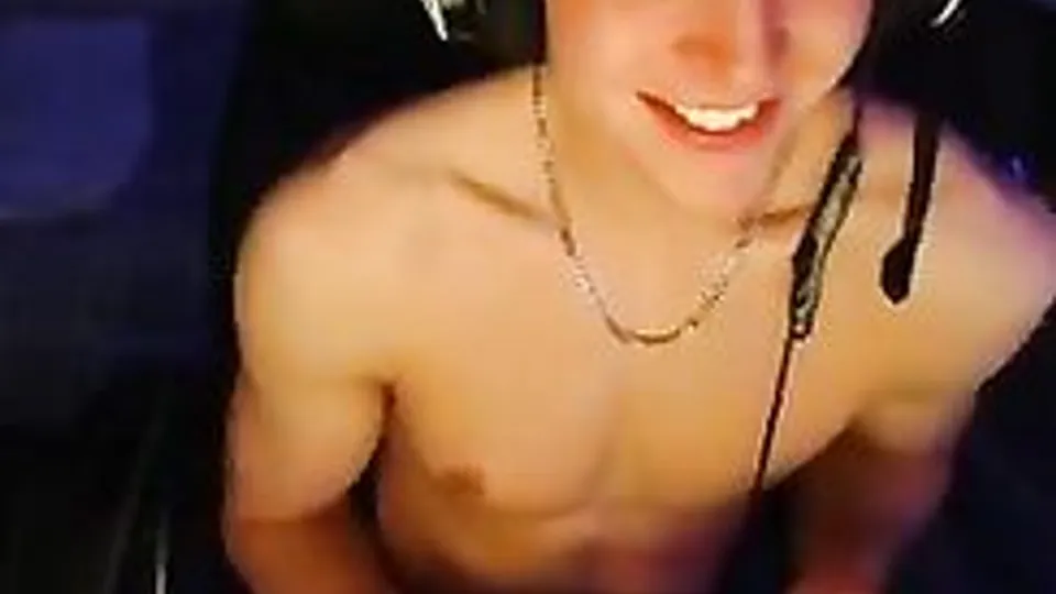 HUNG STR8 GUY USES DILDO AND CUMS ON CAM