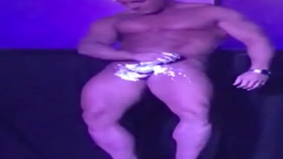 Cristian Fen, strip-teaseur bien membré