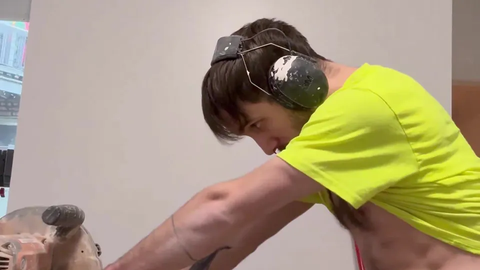 Hung Tradie - ThisVid.com