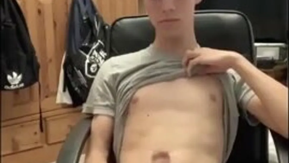 Hung twink jerks and cums - ThisVid.com