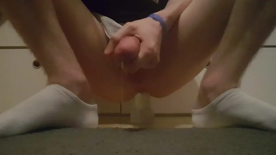 Hung twink riding and cumming