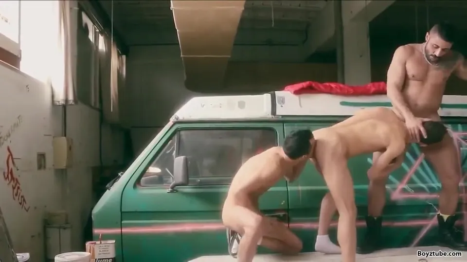 Hung white guys fucking bareback in the garage - ThisVid.com
