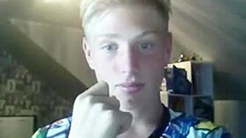 Hungarian uber-cute boy flashes his tight sleek ass on webcam- Free Xxx Videos & Movies - againgay.com