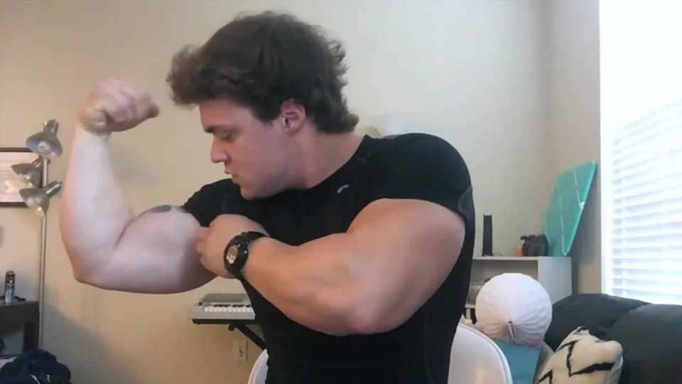 Hunk built just like a super hero - ThisVid.com