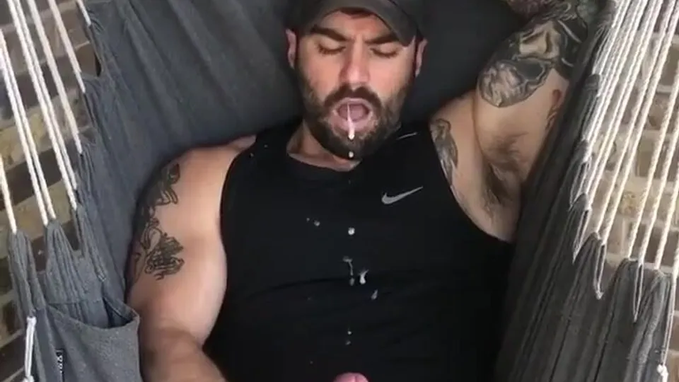 Hunk Cums - video 4 - ThisVid.com
