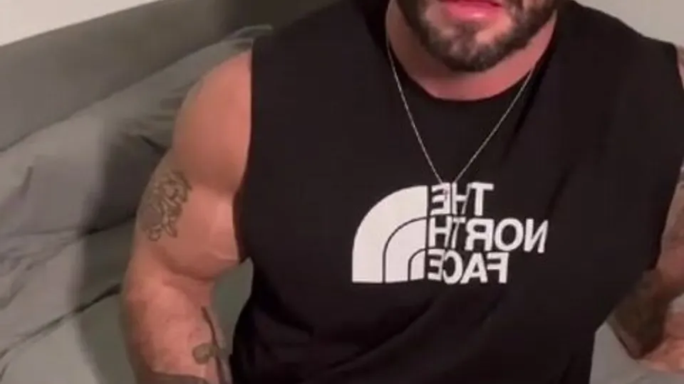 Hunk fucks his hole with dildo - ThisVid.com