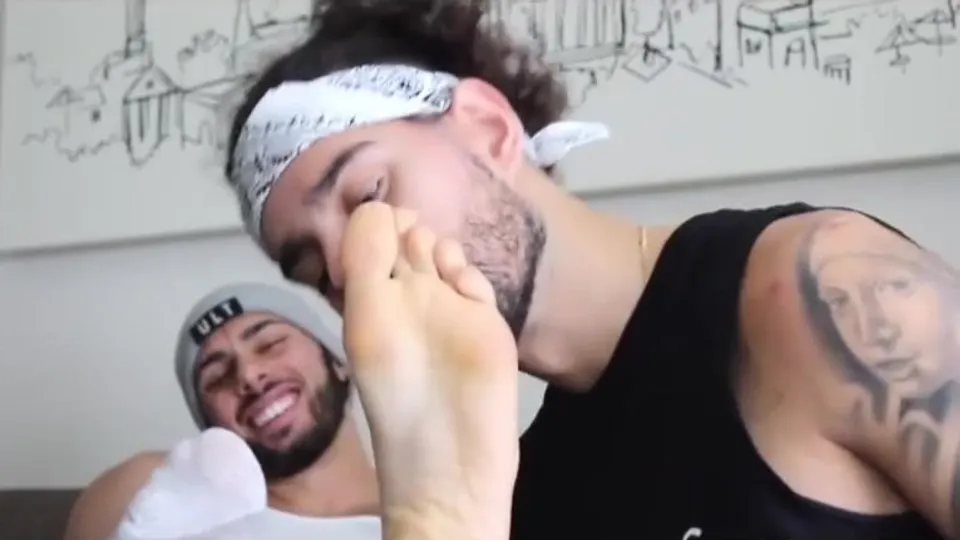 Hunk gets his feet worshipped - ThisVid.com
