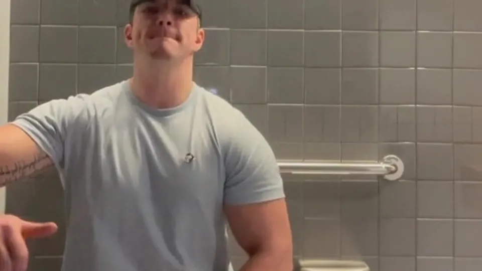 Hunk jerking off in public bathroom - ThisVid.com