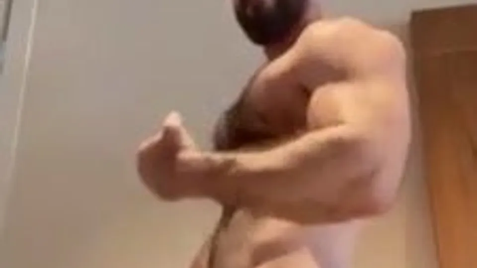 Hunk jerking - video 5 - ThisVid.com