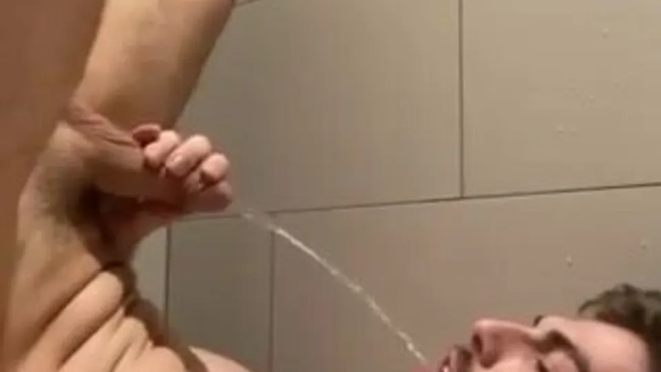 Hunk Piss drinking - ThisVid.com