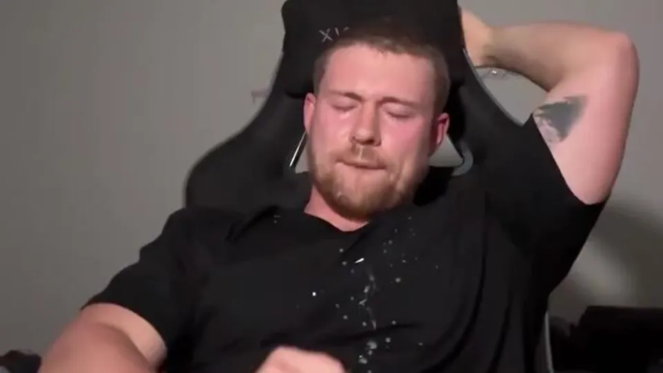 Hunk with big cock and big thighs cum fountain - ThisVid.com