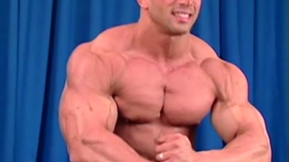 Hunky Bodybuilder - Backstage Posing