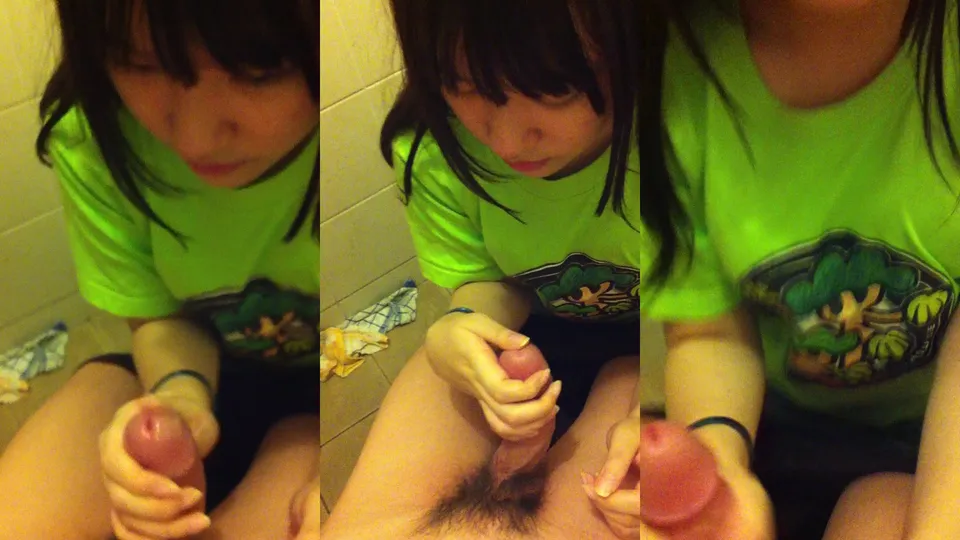 I couldnt help but give a blowjob to the el*** school girl 