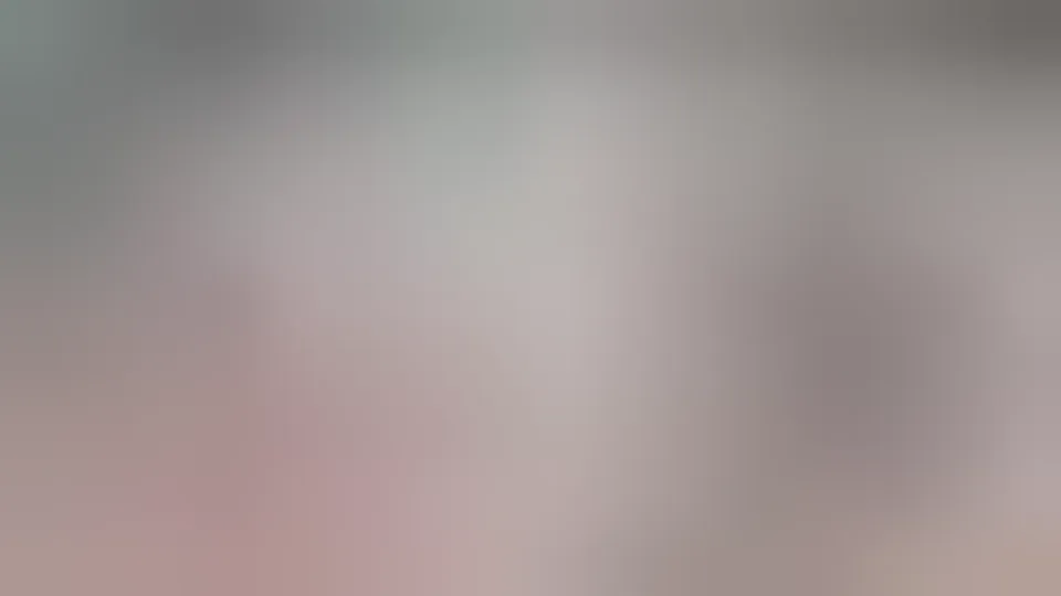 Ich schaue Filme mit meiner Stiefschwester und am Ende ficken wir hart, bis ich in ihre enge Vagina komme