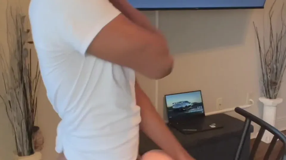 Ragazza nera amatoriale si masturba con un grosso giocattolo