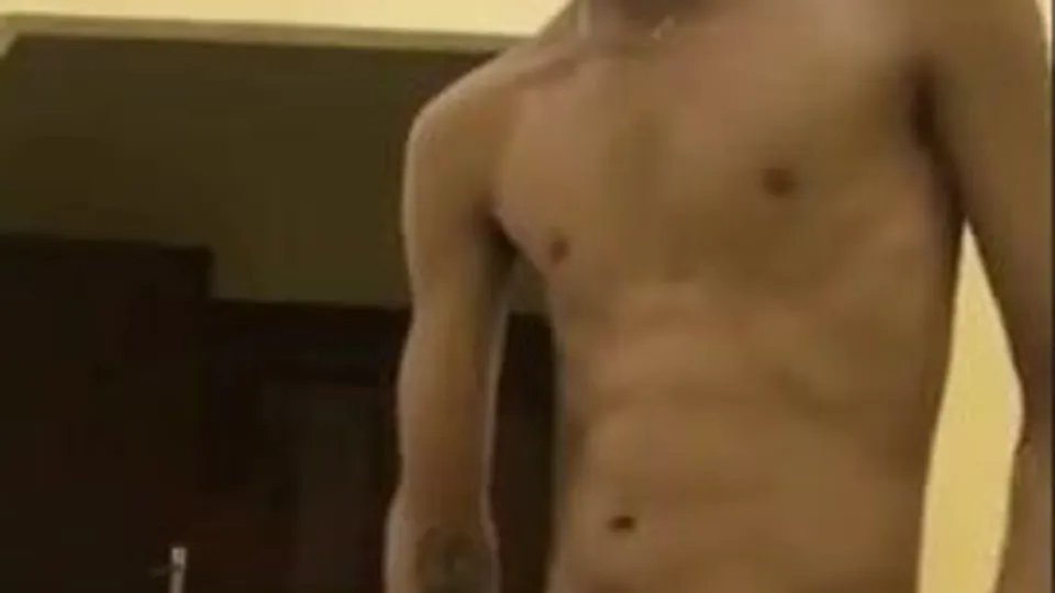 Il nous montre sa belle bite blond boys porn
