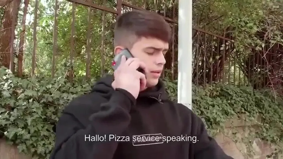 Il se fait livrer une pizza mais veut aussi le livreur