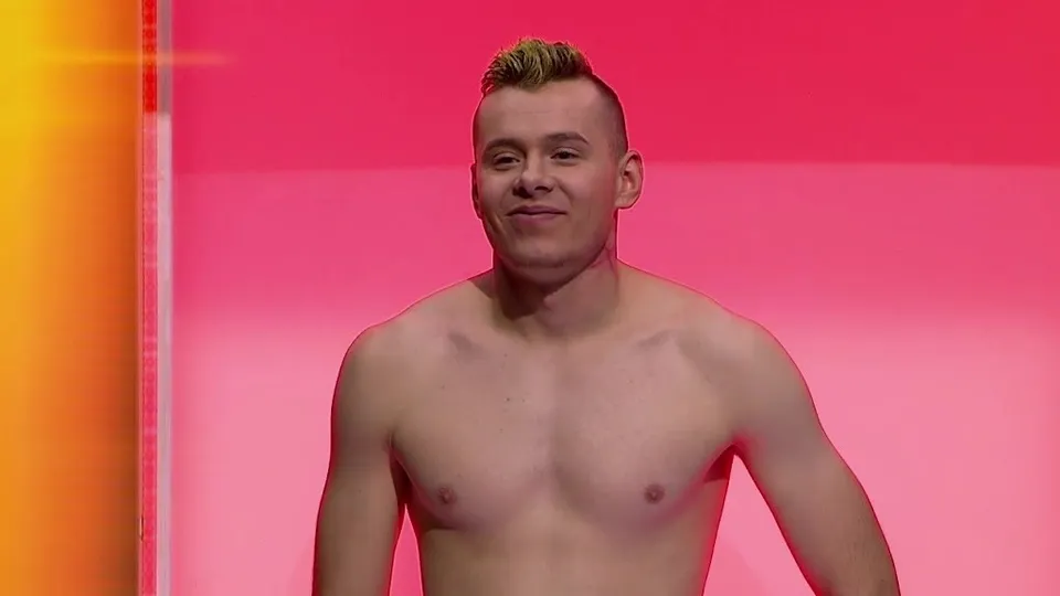 I'll pick the guy in the middle (Naked attraction) - ThisVid.com