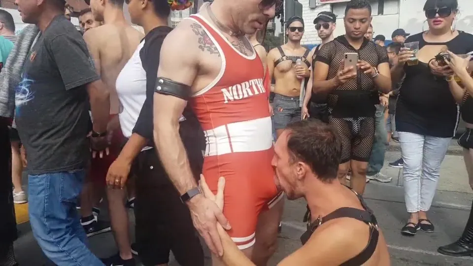 Ils baisent en pleine rue durant un festival gay