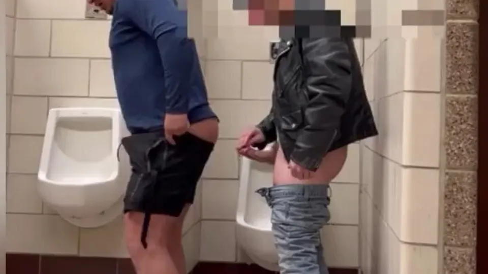 公衆トイレで生ハメ