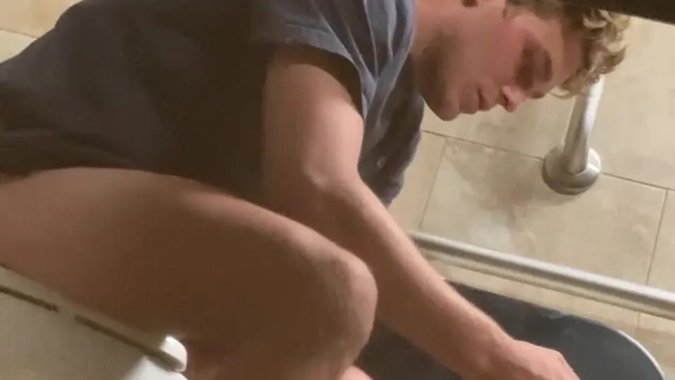 Incredible blond stud has the runs - ThisVid.com