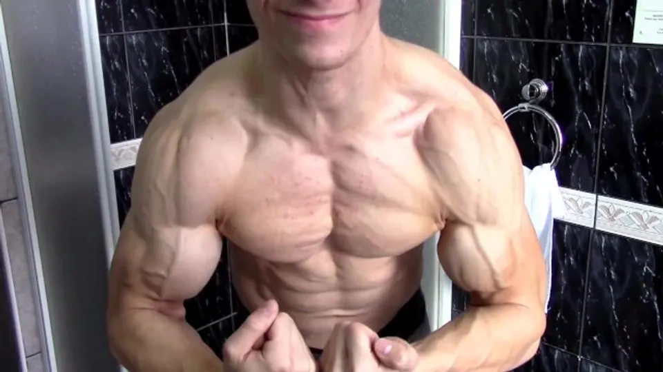 INCREDIBLE RIPPED YOUNG BODBYBUILDER FLEXING WORSHIP