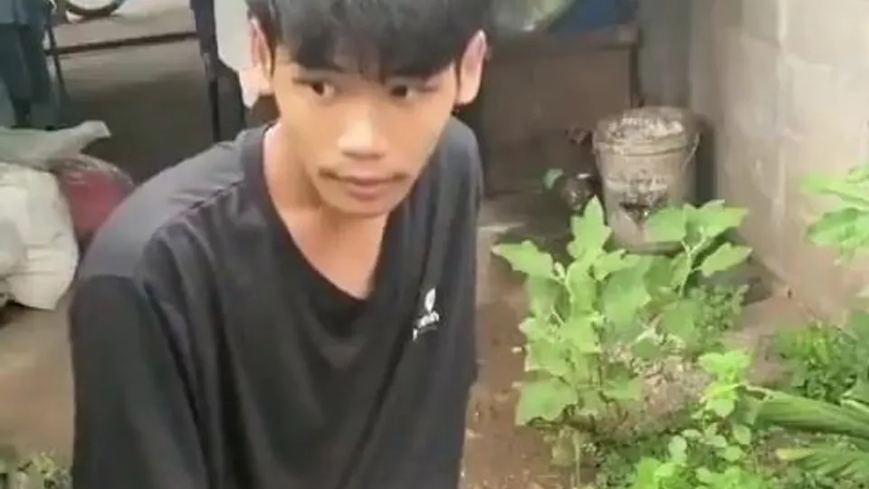 Indonesian twink jerk his dick