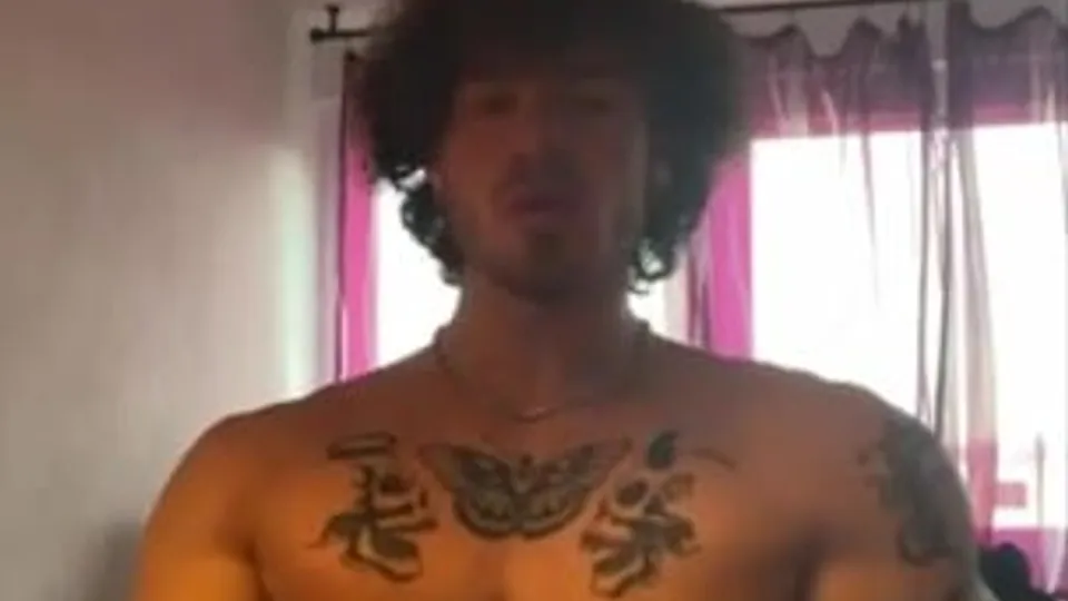 Inked muscle hunk strokes his big cock - ThisVid.com