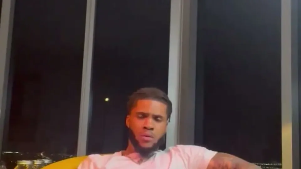 Instagram model jerks off while his girl is doing chore - ThisVid.com