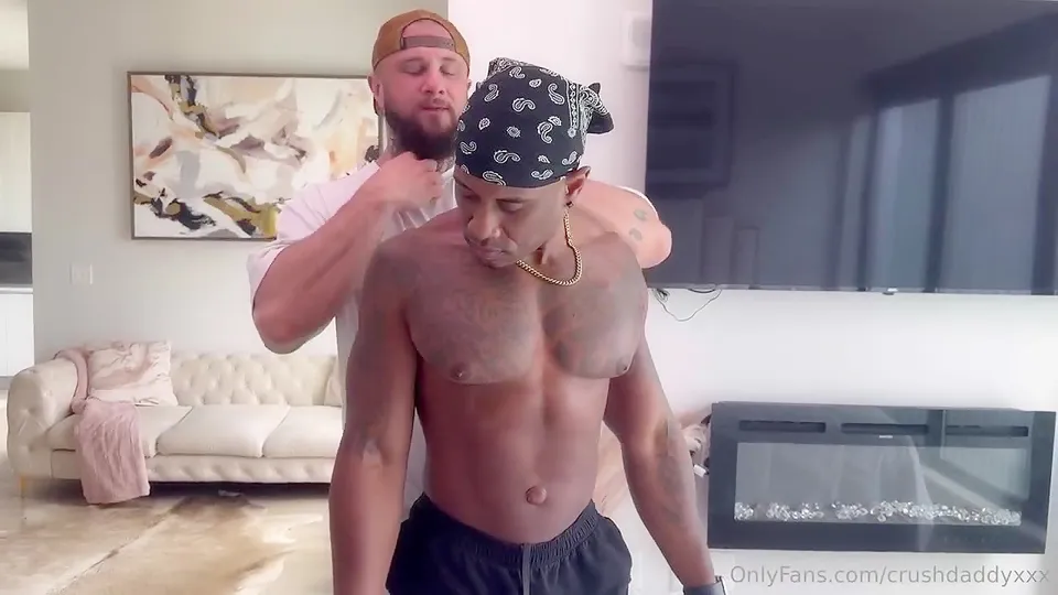 Encuentro Interracial en el dormitorio