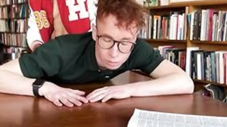 Garçons minets se masturbent à la webcam à la maison