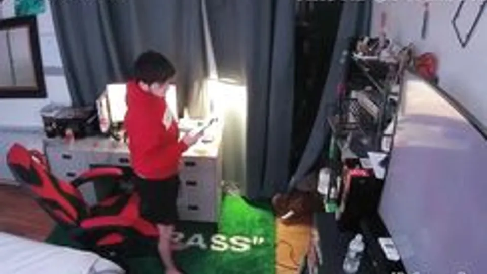 IP Cam Jerking gamer Lad