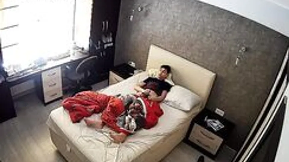 Twink Masturbates in Bed