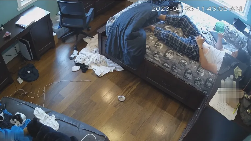 IPCAM Guy jerks off in bed - ThisVid.com
