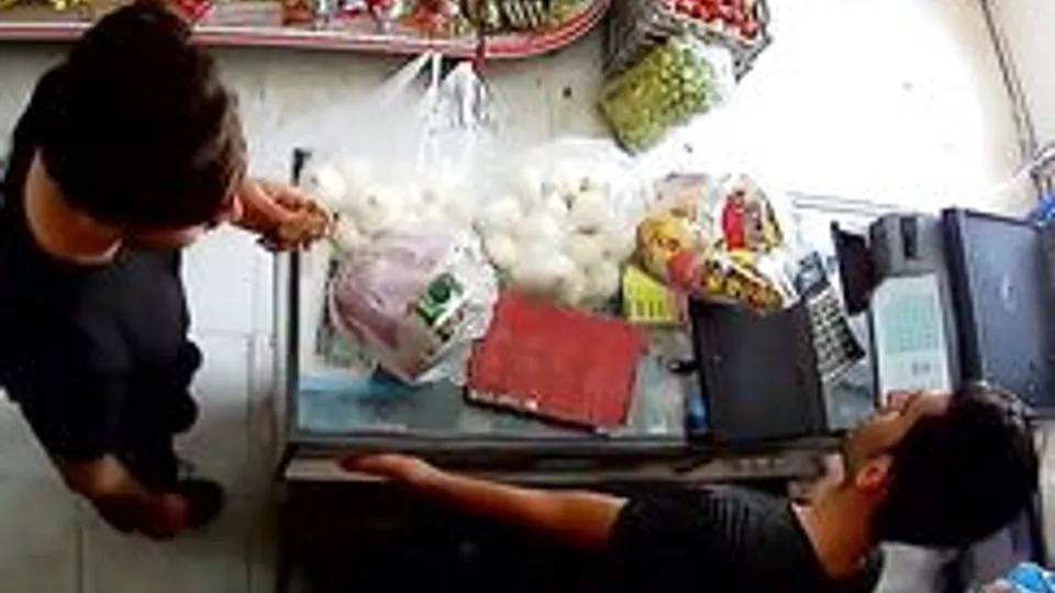 IPCAM - Two men secretly play with each other