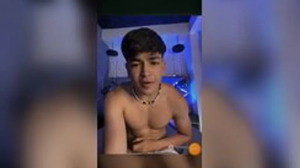 Twink IsaacToyBoy Jerks Off on Webcam