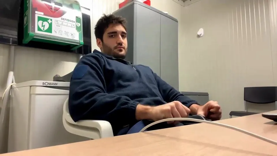 Italian boy cums for a girl while at work - ThisVid.com
