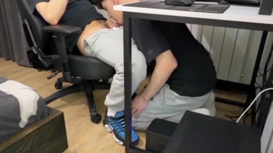 Jack Daniel sucks it under the desk