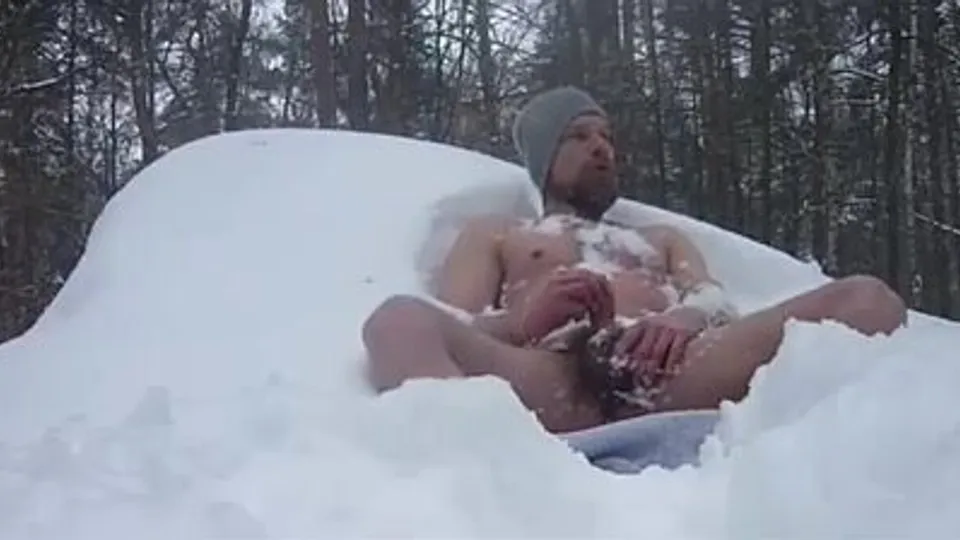 Jacking off in the snow - ThisVid.com