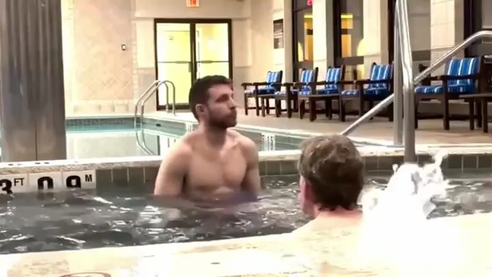Jacuzzi blowjob - ThisVid.com
