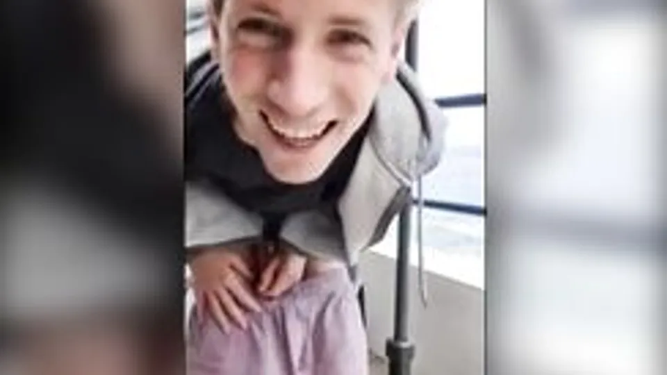 La masturbation de Jaden sur la terrasse